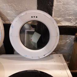 Rundt vindue med kip ind  70