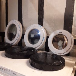 Rundt vindue med kip ind  70