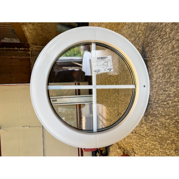 Rundt vindue 55 cm med ridser 